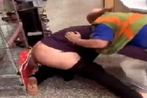 Briga em mercado termina com homem sem calça e fuga