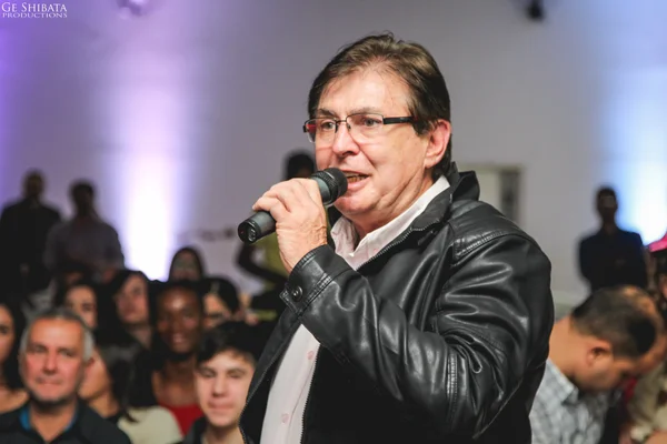 Imagem colorida mostra Vanderlei Mársico, prefeito de Taquaritinga, interior de São Paulo, afastado pela Justiça; ele é um homem branco, cabelos castanho escuro, usando óculos de grau e uma jaqueta de couro, falando com um microfone na mão - Metrópoles
