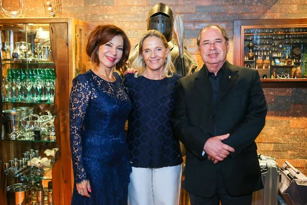 Vera Carla e Eustáquio Silveira recebem Lelli de Orléans e Bragança