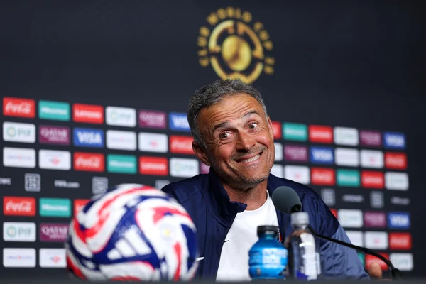 Foto colorida de Luis Enrique, técnico do PSG - Metrópoles