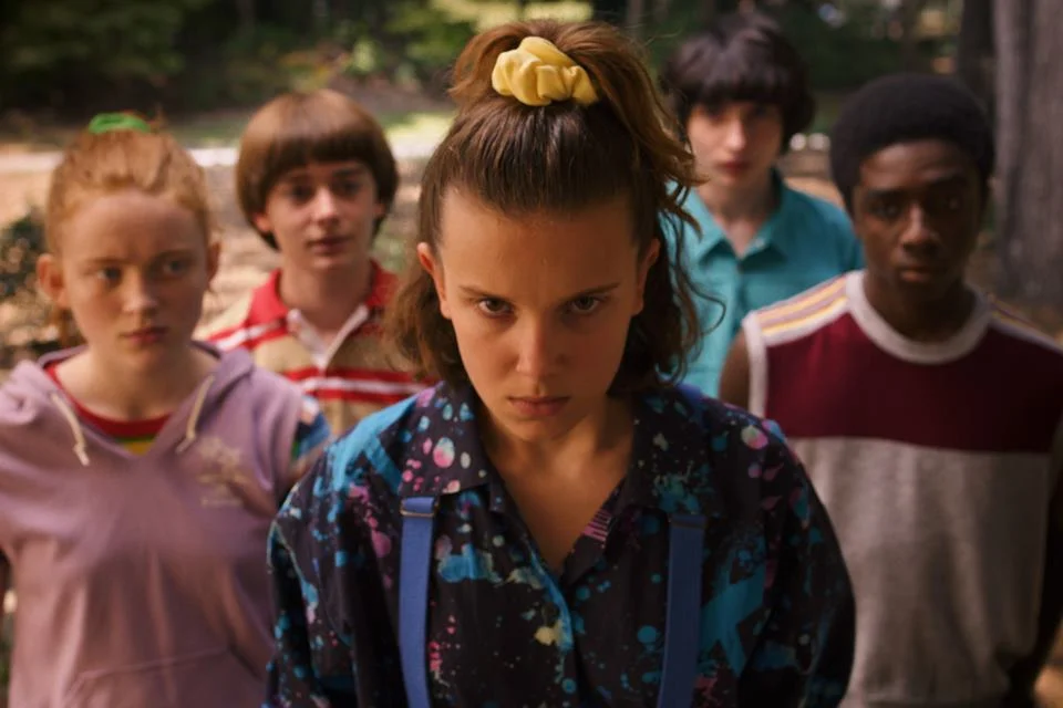 <b>Stranger Things —</b> Na terceira temporada, que estreia no dia 4 de julho, estamos no verão de 1985 na pequena Hawkins. Os adolescentes querem curtir as férias no novo shopping da região e, quem sabe, um clima de romance. Mas as coisas desandam quando eventos sobrenaturais voltam a assombrar o grupo de amigos. Eleven (Millie Bobby Brown) tentará dar um fim definitivo aos virulentos inimigos da cidade. Confira o <a href="https://www.youtube.com/watch?v=pfK5oCAK4oE" target="_blank" rel="noopener">trailer</a>! <b>Stranger Things —</b> Na terceira temporada, que estreia no dia 4 de julho, estamos no verão de 1985 na pequena Hawkins. Os adolescentes querem curtir as férias no novo shopping da região e, quem sabe, um clima de romance. Mas as coisas desandam quando eventos sobrenaturais voltam a assombrar o grupo de amigos. Eleven (Millie Bobby Brown) tentará dar um fim definitivo aos virulentos inimigos da cidade. Confira o <a href="https://www.youtube.com/watch?v=pfK5oCAK4oE" target="_blank" rel="noopener">trailer</a>!