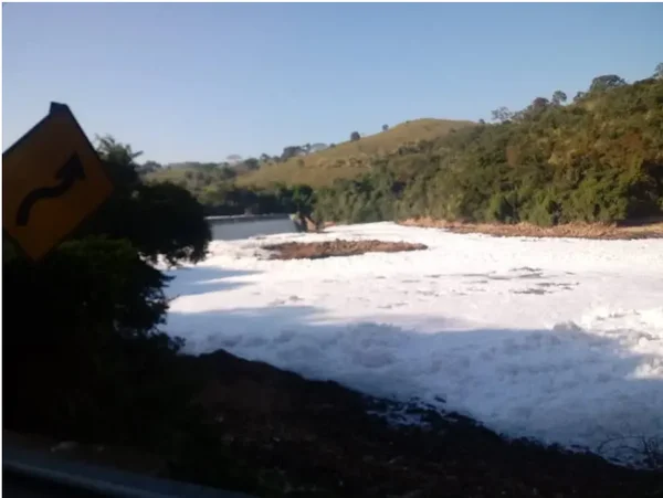 Camada de espuma branca e tóxica cobre trecho do rio Tietê