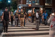 Agentes do FBI são seguidos por manifestantes no bairro da Rua U