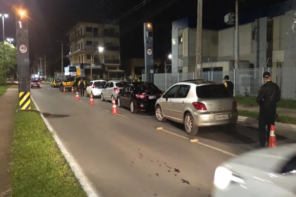 Carros parados em blitz do Detan-DF