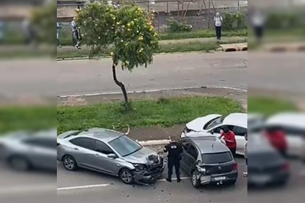 Motorista provoca acidente e é preso ao descer do carro armado no DF
