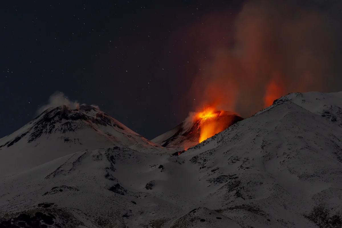 Vulcão Etna: nuvem de cinzas interrompem voos em aeroporto da Itália