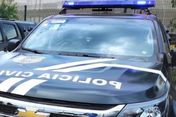 A Polícia Civil conseguiu localizar o suspeito com a menor em um hotel no município - Metrópoles