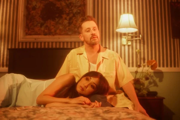 Macaulay Culkin e Brenda Song casal fashionista moda estilo - Metrópoles