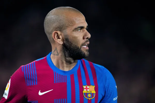 Daniel Alves em ação pelo Barcelona - Metrópoles