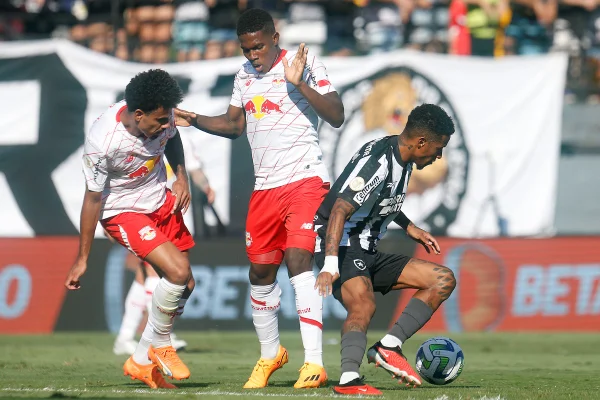 Foto colorida de partida entre Red Bull Bragantino e Botafogo - Metrópoles