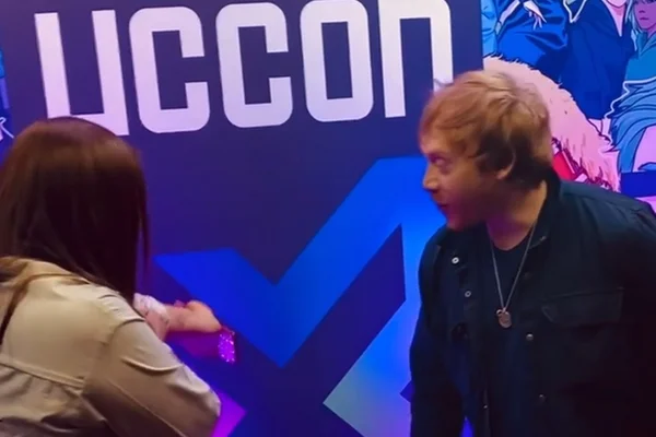 Imagem colorida de Darlin Ferrattr e Rupert Grint