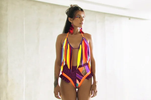 foto com cor. look de carnaval - metrópoles