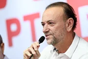 Presidente nacional do PT, Edinho Silva, concede coletiva em Brasília para apresentar a nova Comissão Executiva Nacional e as próximas ações do partido. Presidente nacional do PT, Edinho Silva, concede coletiva em Brasília para apresentar a nova Comissão Executiva Nacional e as próximas ações do partido.