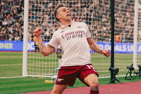 Trossard marca no fim e Arsenal vence West Ham na Premier League