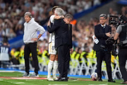 Ancelotti deu forte abraço durante substituição do jogador no minuto 87