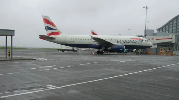 Avião é atingido por drone antes do pouso em Londres