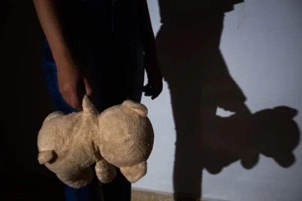 Menina com urso - Metrópoles