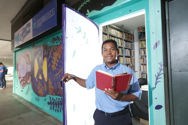 Cobrador de ônibus transforma sua paixão por livros em projeto de incentivo à leitura