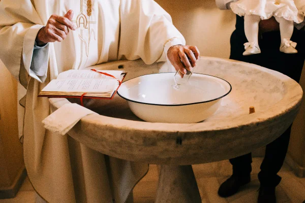 Foto colorida de um batismo da igreja católica