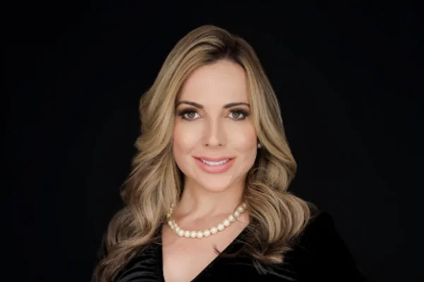 Imagem colorida de médica Daniele Barreto - Metrópoles