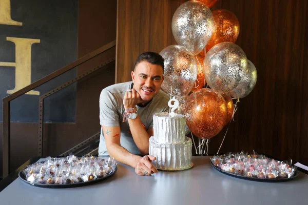 Tiago Correia comemora aniversário em festa intimista com amigos