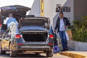 Senador Weverton (PDT) desembarca em Brasília, no dia 1º/9/2025, em avião particular; mesma aeronave também já foi usada pelo Careca do INSS