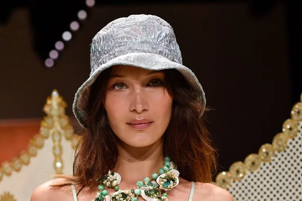 Grifes apostam nos bucket hats para a primavera 2019