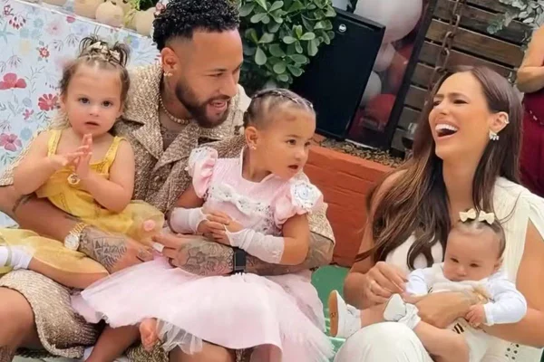 Foto colorida de Neymar com as filhas, Helena, Mavie e Mel - Metrópoles