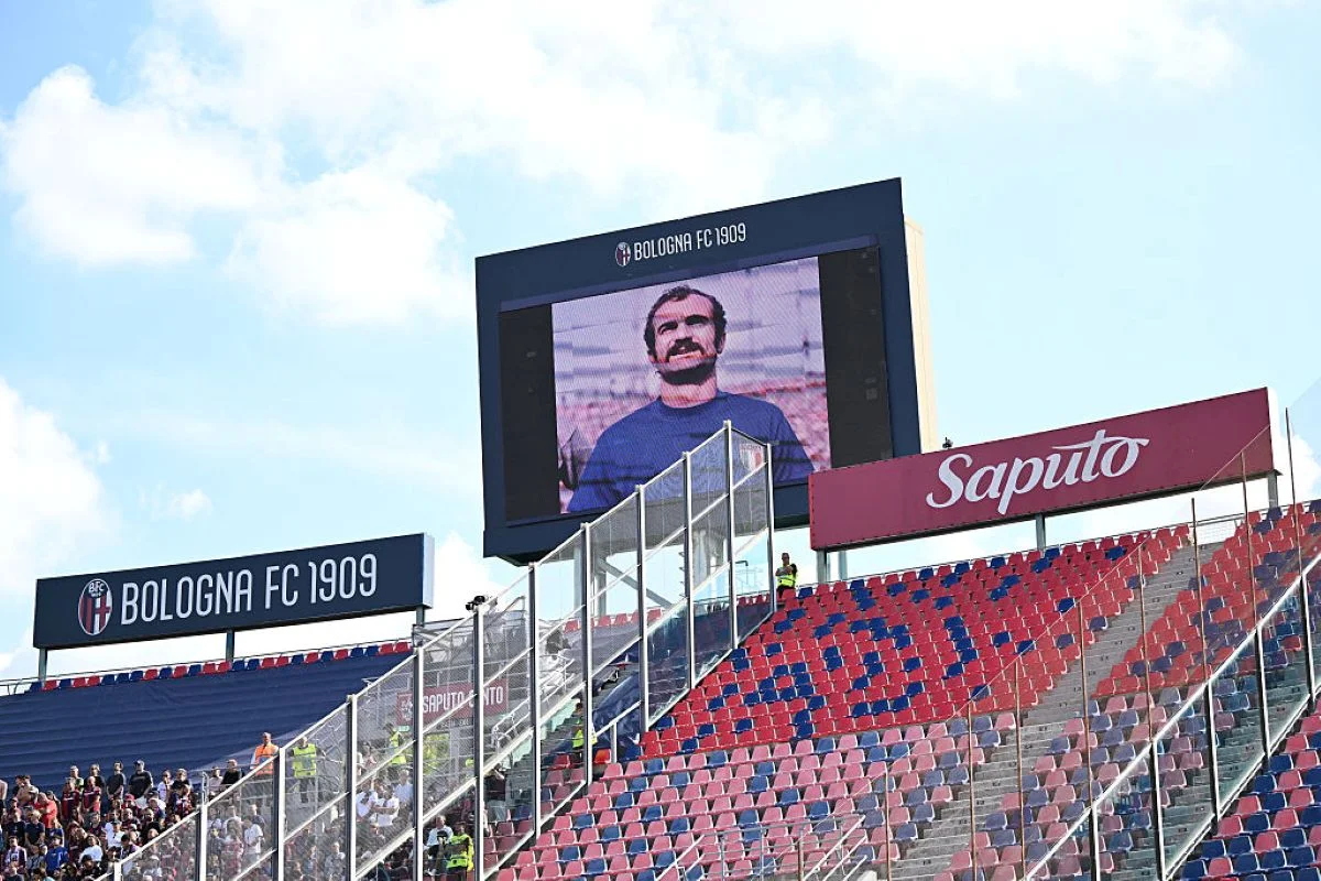 Sandro Mazzola foi lembrado na partida entre Bologna e Torino, realizada no Stadio Renato Dall'Ara, pelo Campeonato Italiano. Sandro Mazzola foi lembrado na partida entre Bologna e Torino, realizada no Stadio Renato Dall'Ara, pelo Campeonato Italiano.