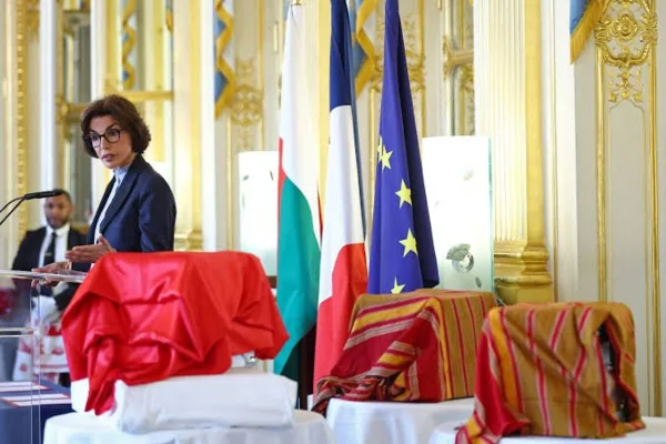 Imagem colorida, França devolve 3 crânios humanos a Madagascar em ato de reparação - Metrópoles