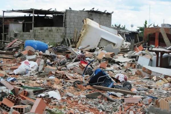 Imagem mostra destroços durante reintegração de posse - Metrópoles