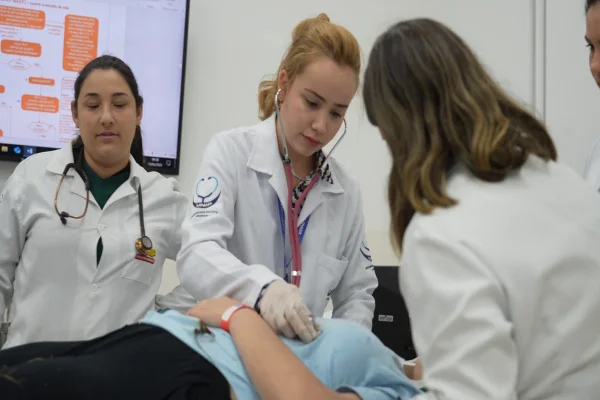 Estudantes de medicina da Unip realizando avaliação