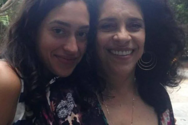 Foto colorida de Gal Costa ao lado da diretora do filme em homenagem a caantora - Metrópoles