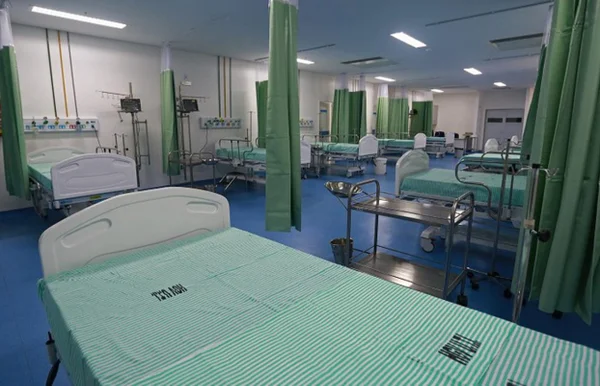 Imagem colorida de leitos em hospital de Pernambuco - Metrópoles