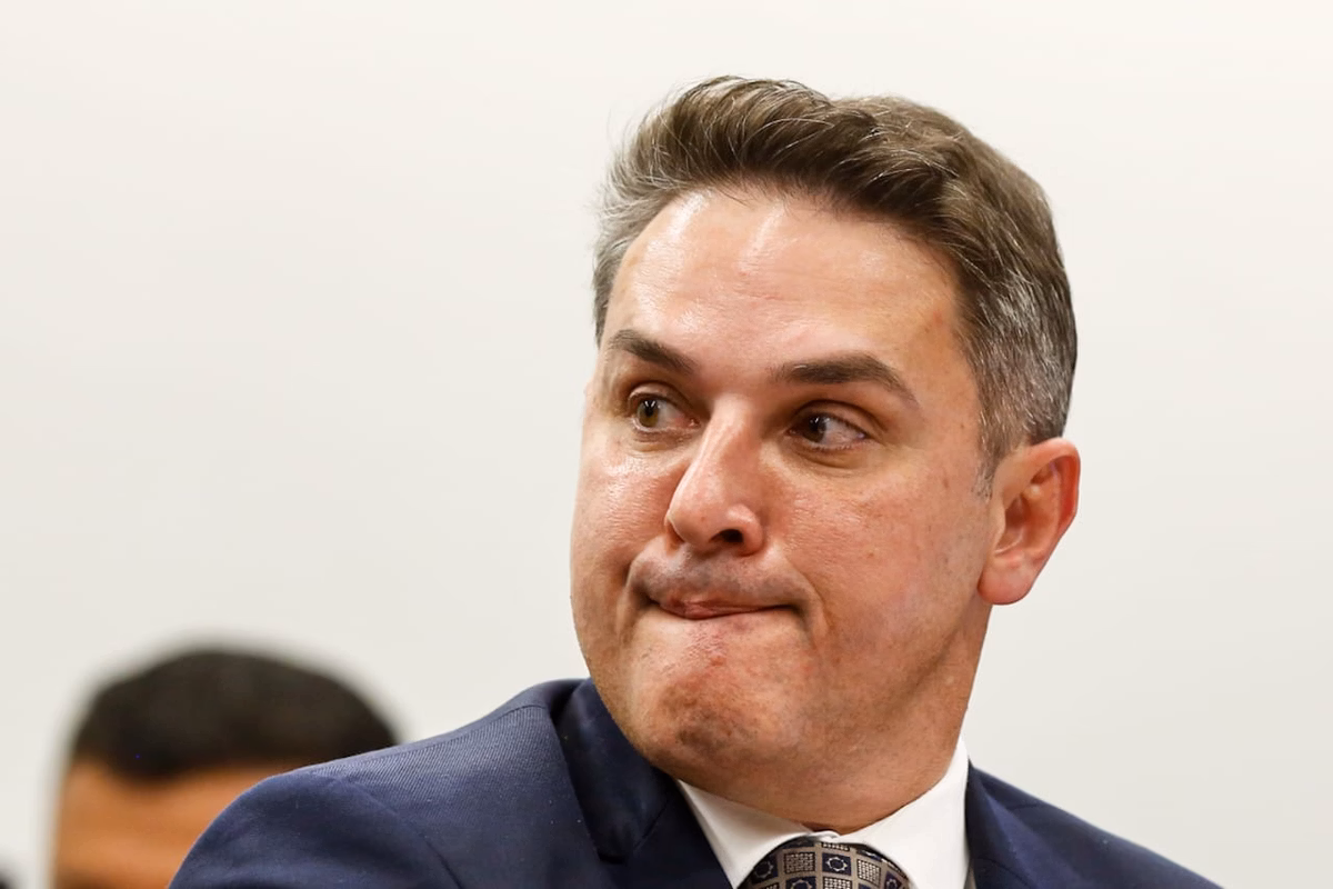 imagem colorida mostra deputado Tenente-Coronel Zucco, homem branco com cabelos pretos e terno azul escuro