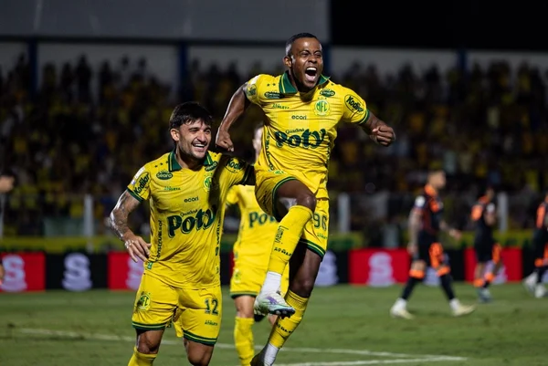 Jogadores do Mirassol comemorando gol diante do Corinthians