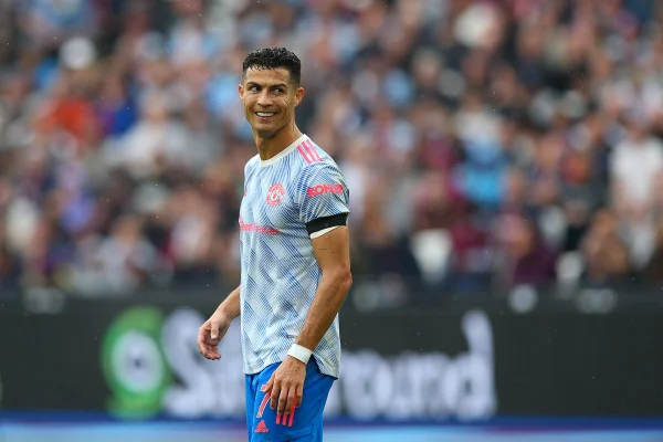 Amor marcado na pele! Fã de Cristiano Ronaldo tatua camisa com número 7