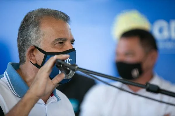 Homem de máscara em microfone