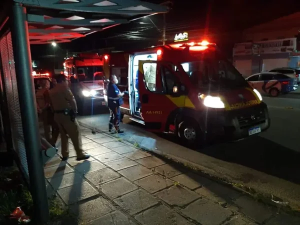 Briga de casal termina com garrafada na cabeça e mata-leão em bar