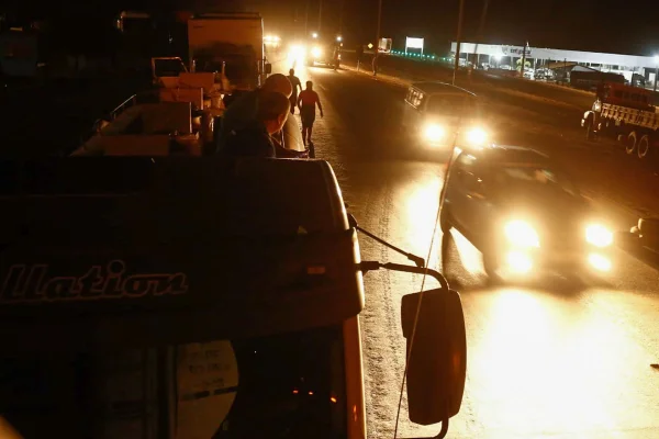 Caminhoneiros pró-Bolsonaro bloqueiam passagem de caminhões no Km 42 da GO-020. Os manifestantes estão posicionados na entrada da cidade de Bela Vista 1
