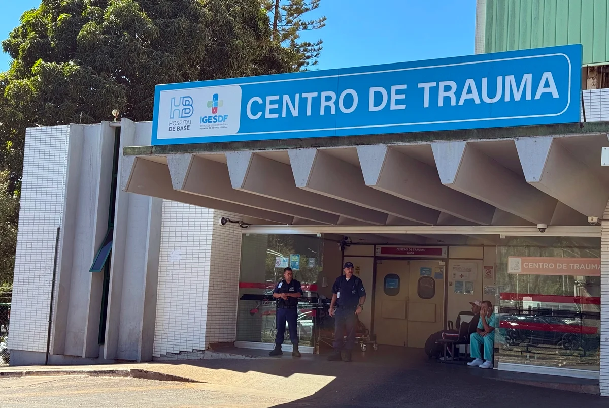 Mulher foi levada ao Centro de Trauma do Hospital de Base Mulher foi levada ao Centro de Trauma do Hospital de Base