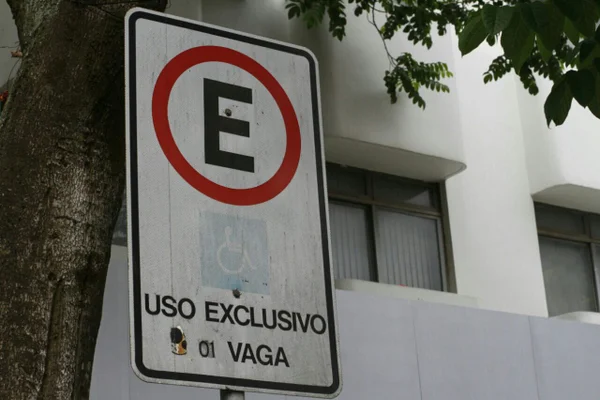 Mulher é agredida ao cobrar motorista que parou em vaga de deficiente