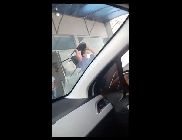 Vídeo: médico e paciente trocam cadeiradas em unidade de saúde