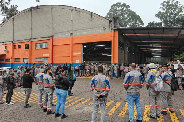 Imagem colorida de eletricitários; categoria ameaça greve nesta quinta (28/5) - Metrópoles
