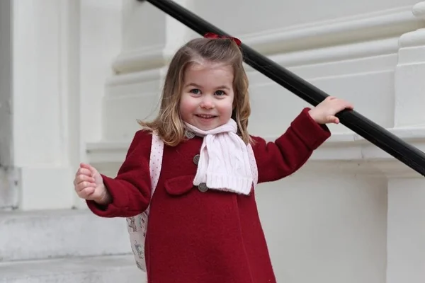 Família real posta fotos do primeiro dia de aula da princesa Charlotte