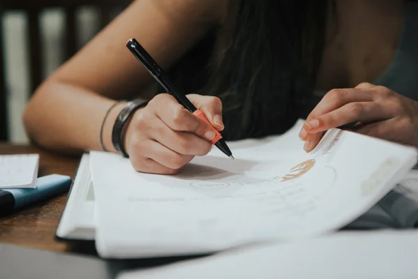 Estudante se preparando para a prova