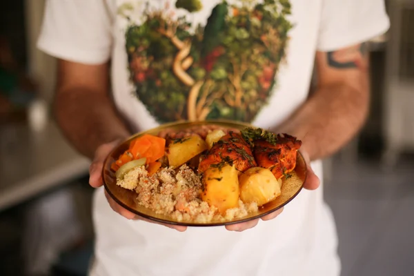 foto colorida de um prato de comida em uma cozinha solidaria