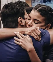 Mariano e Jakelyne Oliveira posam dando um abraço Mariano e Jakelyne Oliveira posam dando um abraço