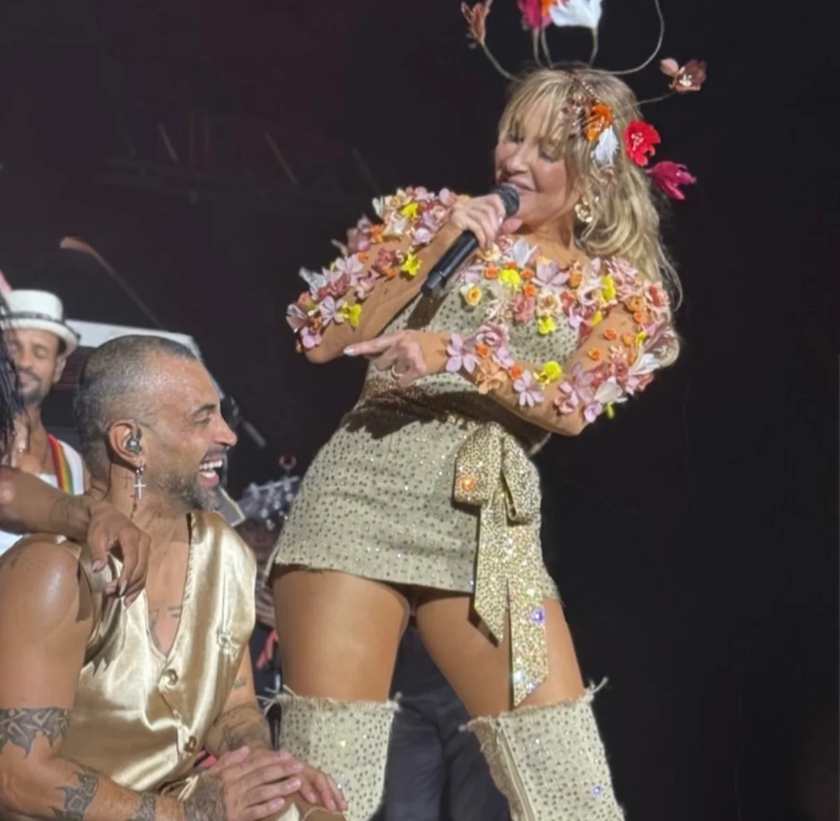 Claudia Leitte e Robson Mano fazem pose divertida Claudia Leitte e Robson Mano fazem pose divertida