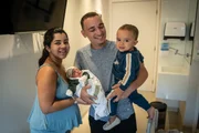 João Gomes posa sorridente com Ary Mirelle e os dois filhos João Gomes posa sorridente com Ary Mirelle e os dois filhos